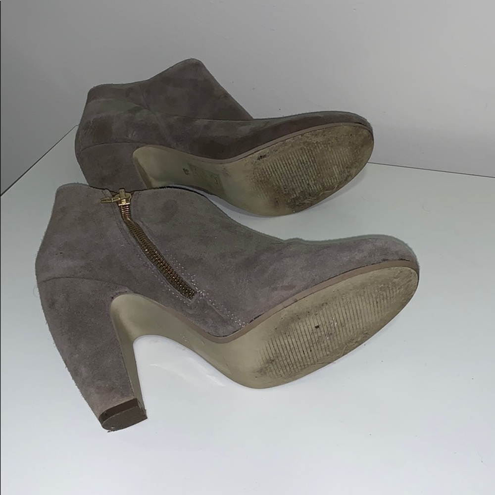 Steve Madden Suede Bootie- Size 8.5 - Picture 4 of 6